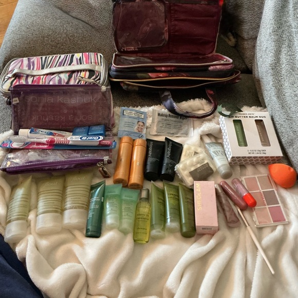 Travel Toiletry and Makeup Set - Picture 3 of 11